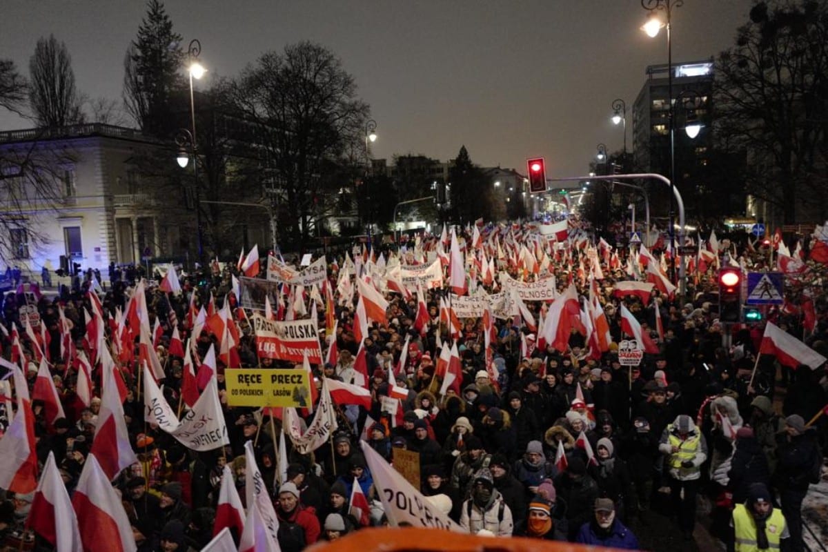 Miles de polacos protestan contra el golpe de Tusk al Estado de derecho: «Quieren liquidar nuestra patria»