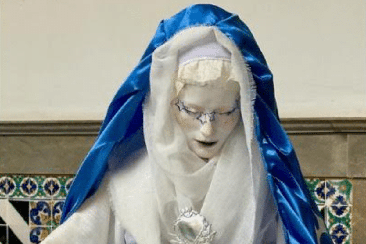 El Ayuntamiento de Granada expone la imagen de una virgen con la cara pintada: «Se ofende a los católicos bajo el pretexto de un arte que no es más que provocación»