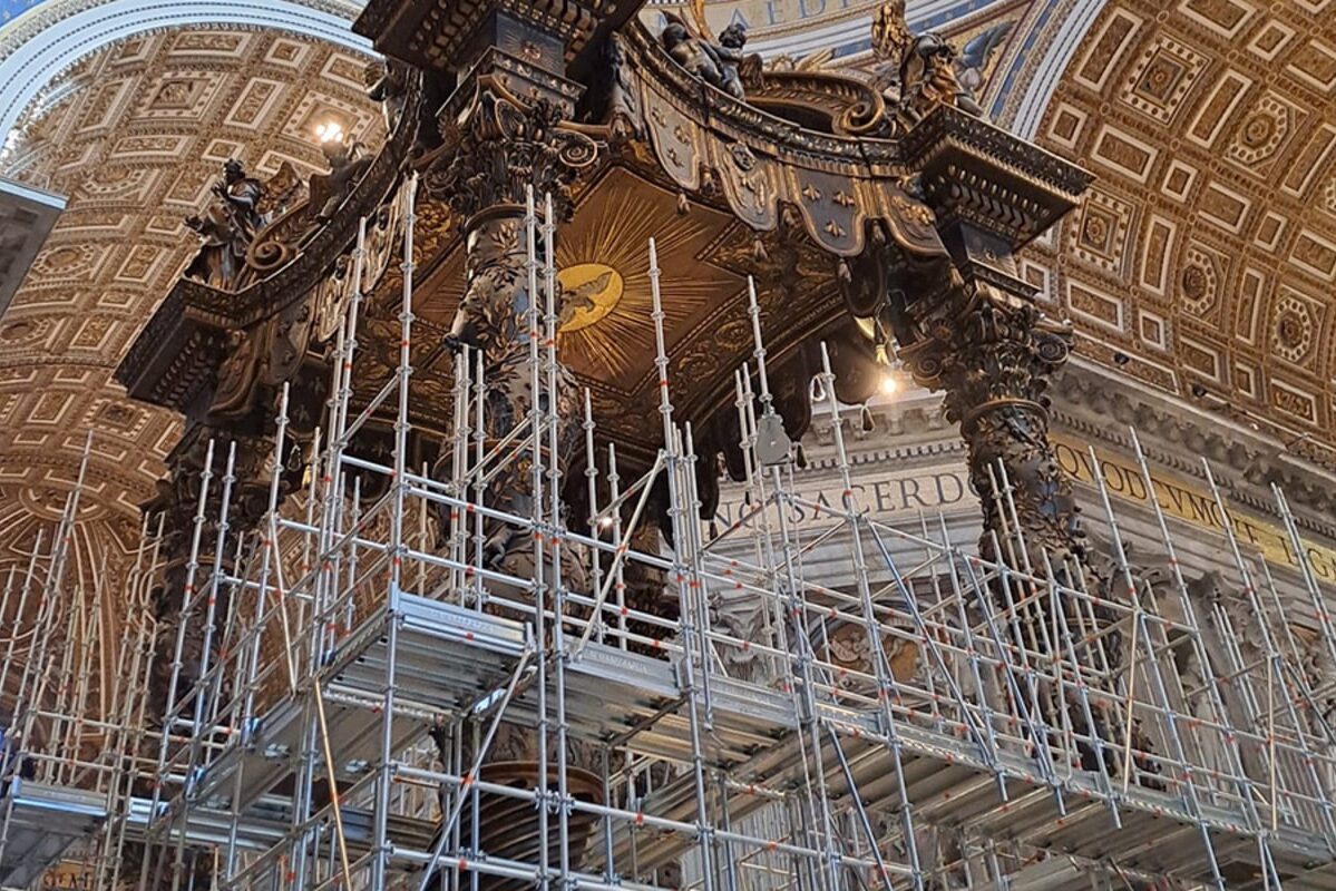 El Vaticano empieza las obras en el baldaquino de Bernini dentro de la Basílica de San Pedro