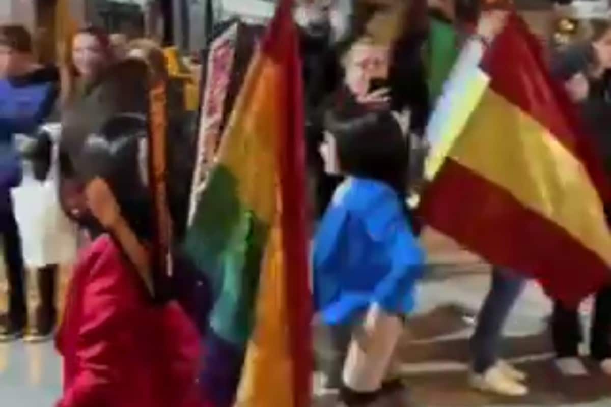El Ayuntamiento de Torrevieja (PP) apoya un desfile de carnaval con menores semidesnudos, medias y ligueros