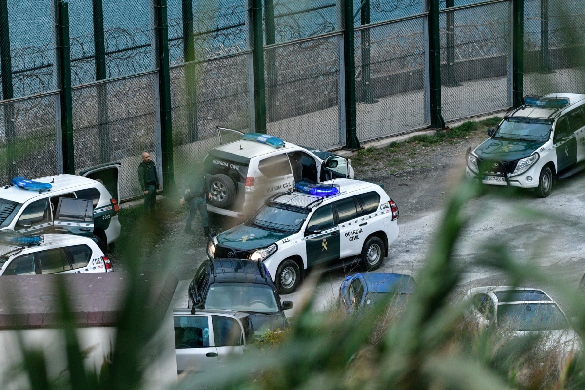 Coches de Guardia Civil en la valla de Ceuta. Europa Press.