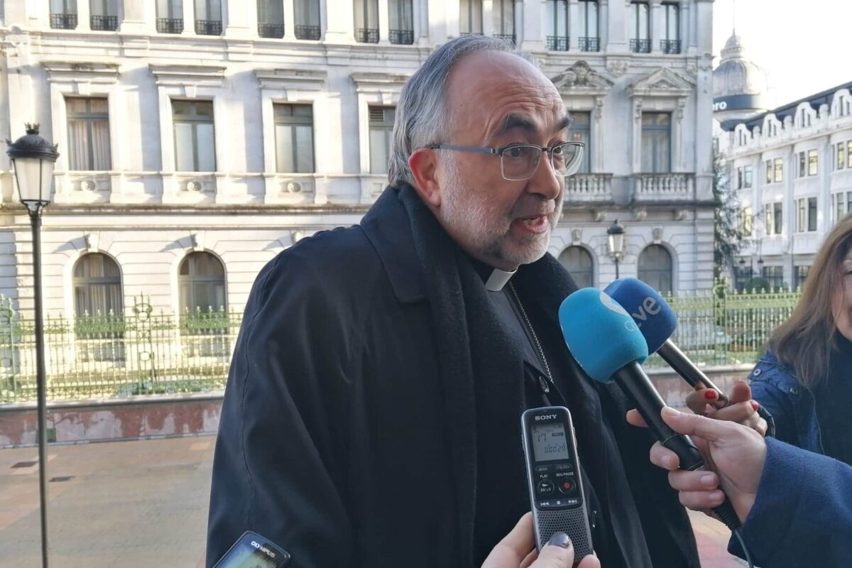 El arzobispo de Oviedo muestra su apoyo a los agricultores españoles y denuncia el «desamparo notable de las administraciones»