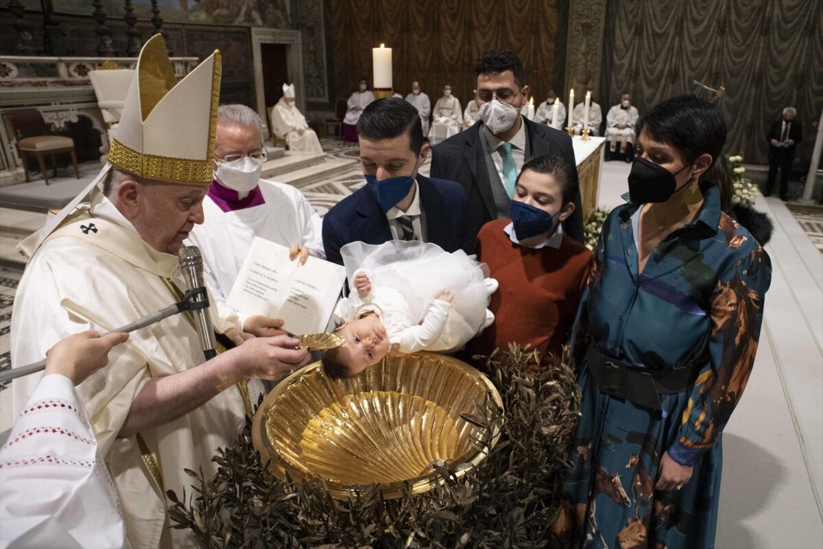 El Vaticano publica un documento que prohíbe a los sacerdotes inventarse las fórmulas de los sacramentos