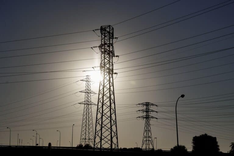 El precio de la luz se disparará este martes por encima de los 200 euros/MWh por primera vez desde diciembre de 2022