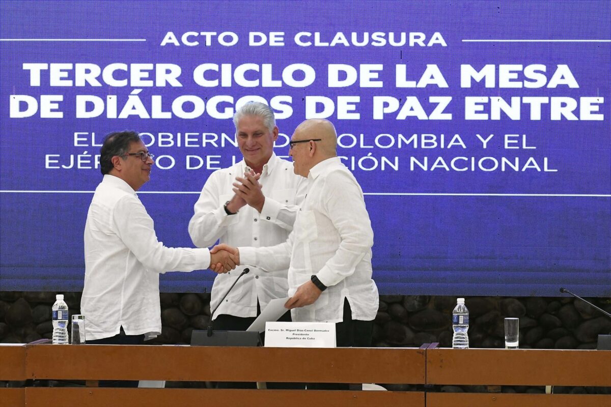 El Ejército de Liberación Nacional «congela» sus negociaciones con el Gobierno de Colombia