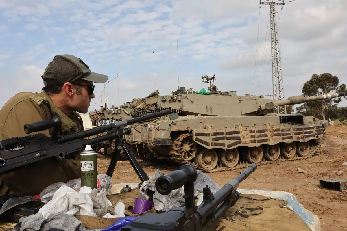 EuropaPress_5713702_israel_gaza_border_jan_25_2024____an_israeli_soldier_is_seen_near_the-1.jpg.webp