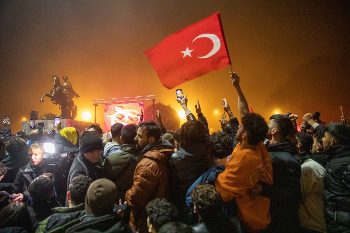 Miles de personas protestan contra el Gobierno de Turquía en el primer aniversario del terremoto de 2023
