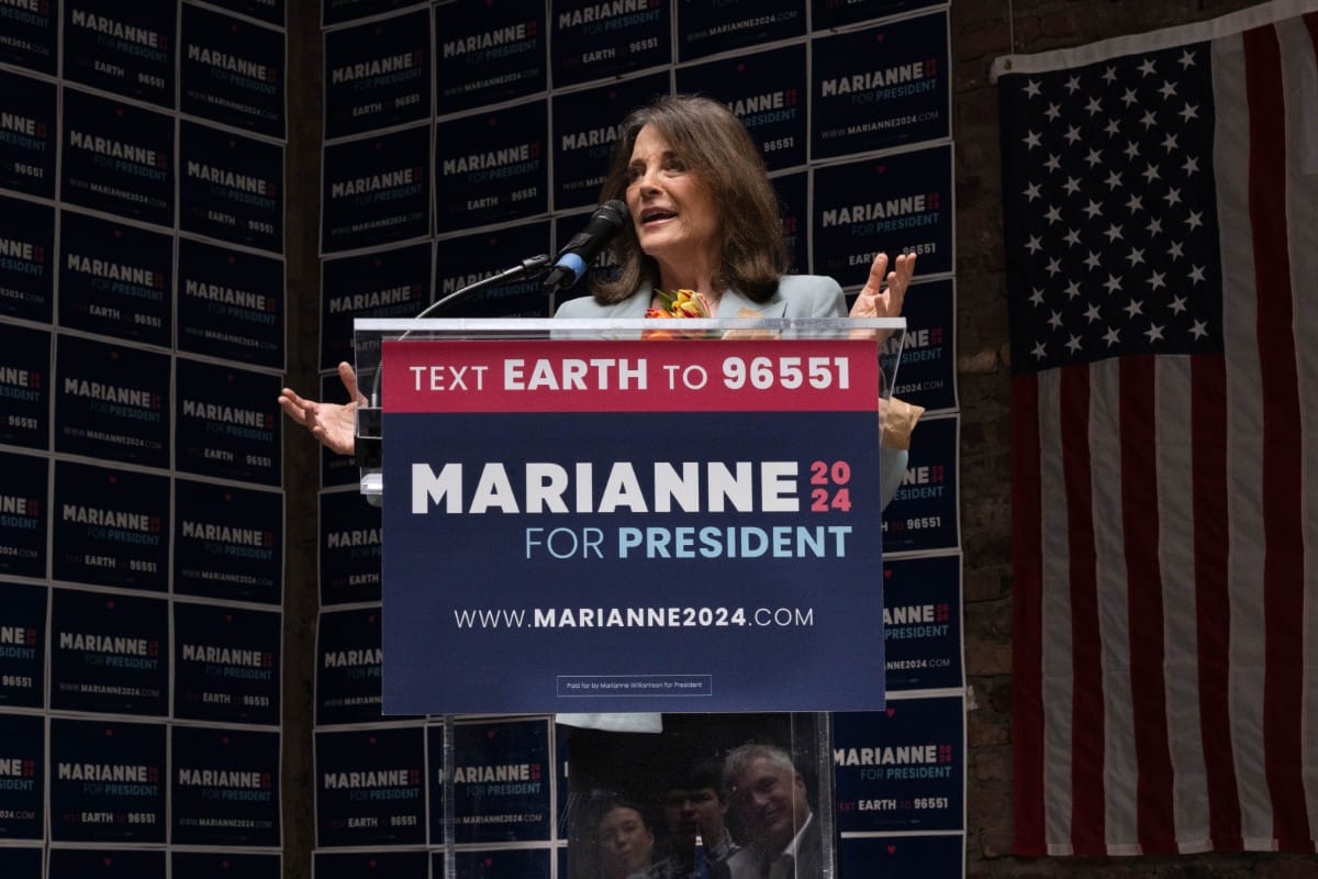 La autora de libros de autoayuda Marianne Williamson retira su candidatura a las primarias del Partido Demócrata