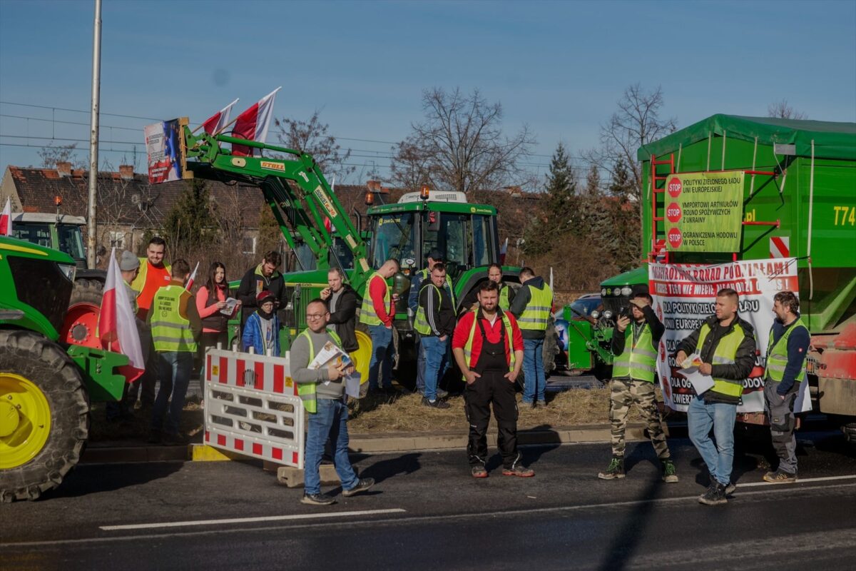 Agricultores polacos bloquean el acceso a miles de camiones en la frontera entre Ucrania y Polonia