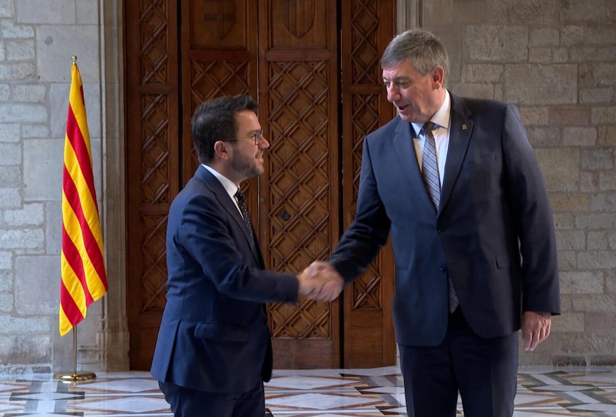 Aragonés recibe al ministro-presidente de Flandes en el Palacio de la Generalitat