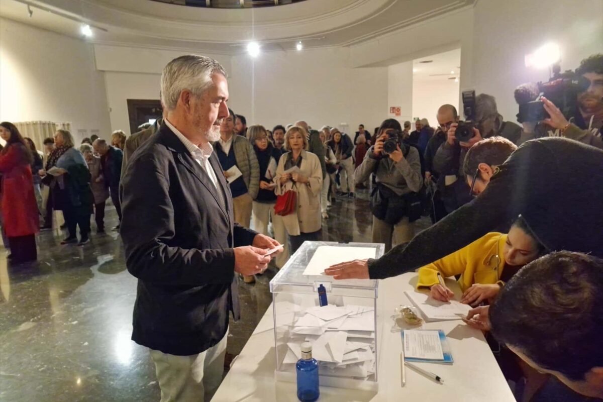 Díaz-Mella, candidato de VOX, acude a votar «con ilusión» ante la expectativa de entrar en el Parlamento autonómico