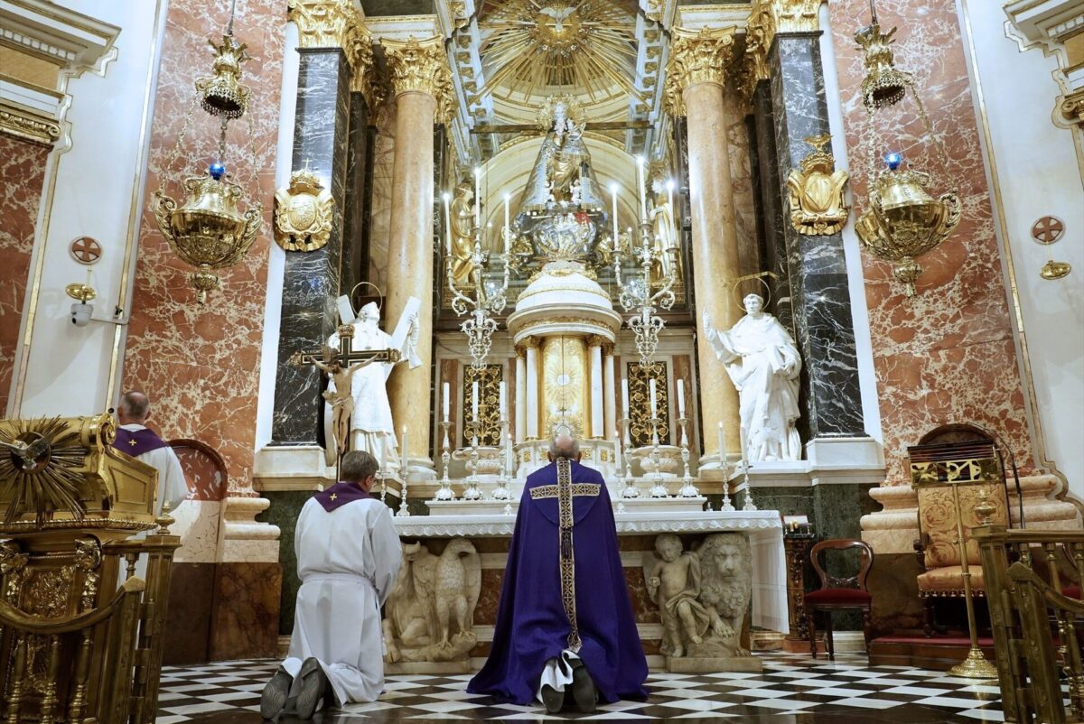 Crespón negro en el manto de la Virgen en la Basílica de Valencia en señal de duelo por las víctimas