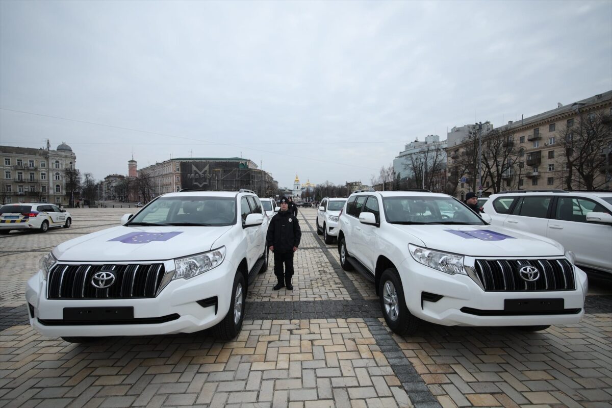 Von der Leyen regala 50 vehículos de la UE a Ucrania para ayudar a «estabilizar» territorios