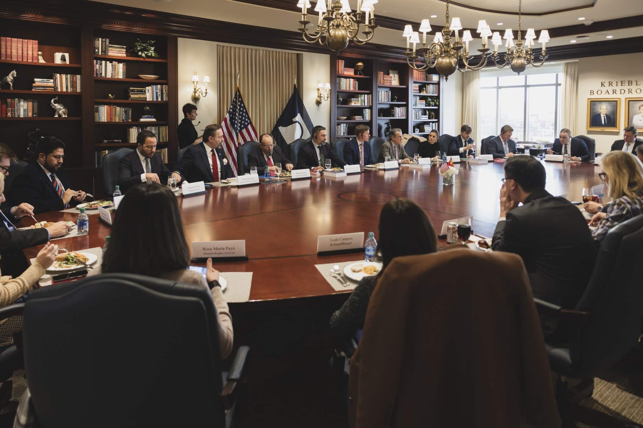 La Fundación Disenso reivindica el legado hispánico en EEUU durante la visita de Abascal a Washington