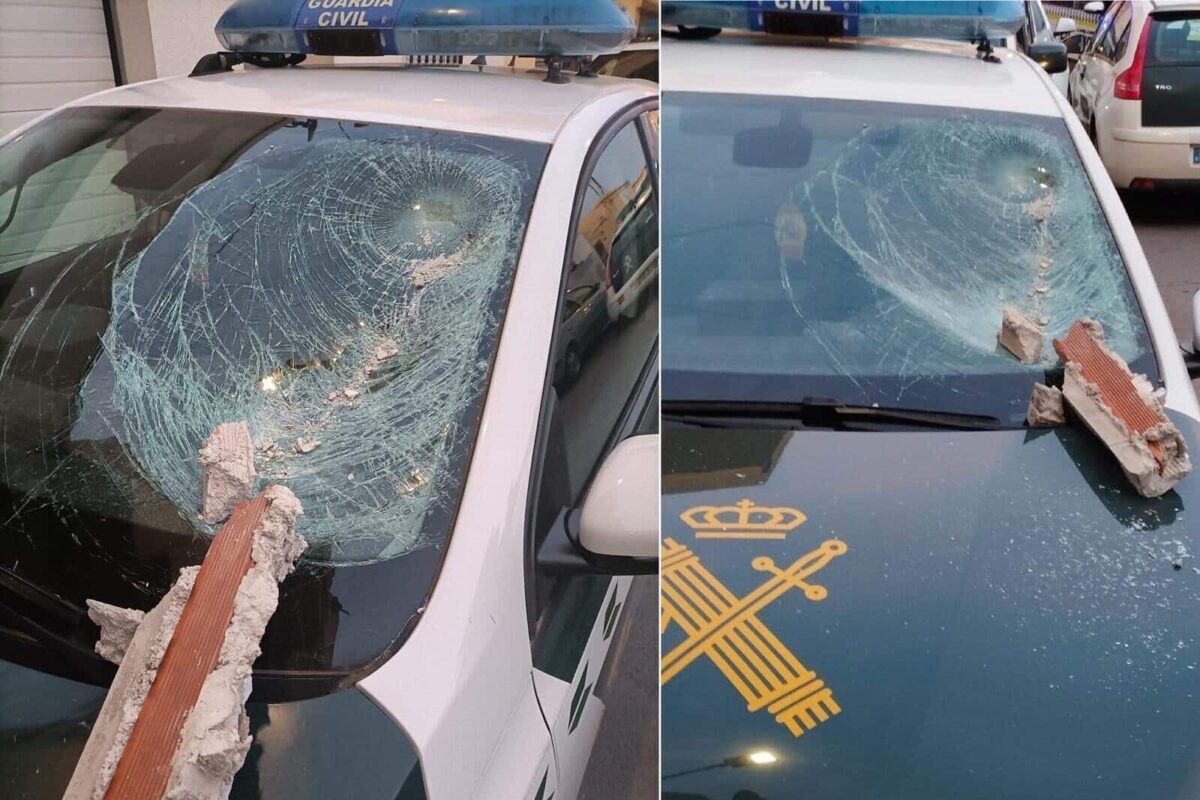 Un grupo de magrebíes ataca con bloques de hormigón a una patrulla de la Guardia Civil en Roquetas