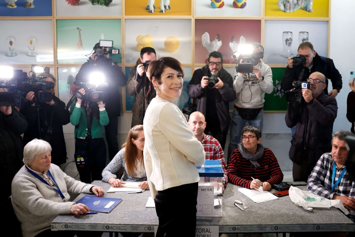Pontón, la más madrugadora en votar en las elecciones gallegas