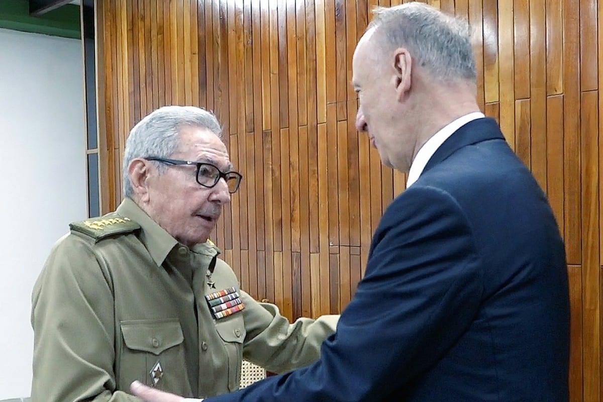 Raúl Castro reaparece en una reunión en La Habana con el principal asesor de inteligencia de Putin