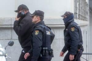 Koldo García acompañado por la Policía al ser puesto en libertad. Europa Press.