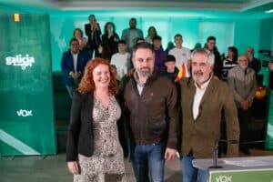 La candidata de VOX en Lugo, Sonia Teijeiro, el líder de VOX, Santiago Abascal, y el candidato a la Presidencia de la Xunta de Galicia y cabeza de lista de VOX por Pontevedra, Álvaro Díaz-Mella. Europa Press.