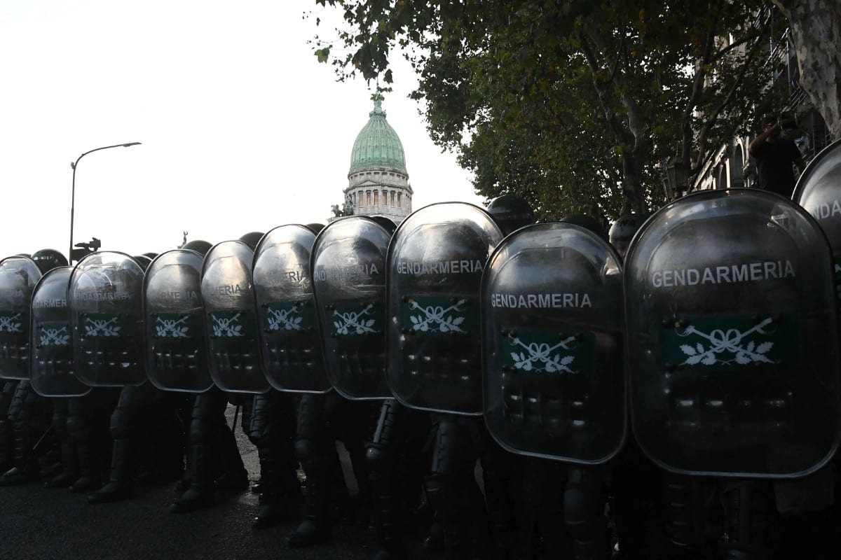 La Policía protege el Congreso de los manifestantes violentos durante la votación de la Ley Ómnibus.