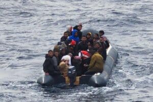 Lancha interceptada por Salvamento Marítimo el sábado. Europa Press.