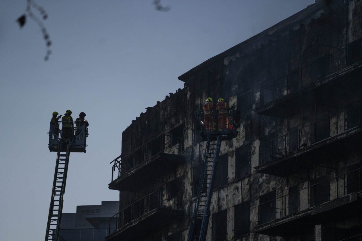 Los bomberos permanecen enfriando los edificios incendiados en Valencia