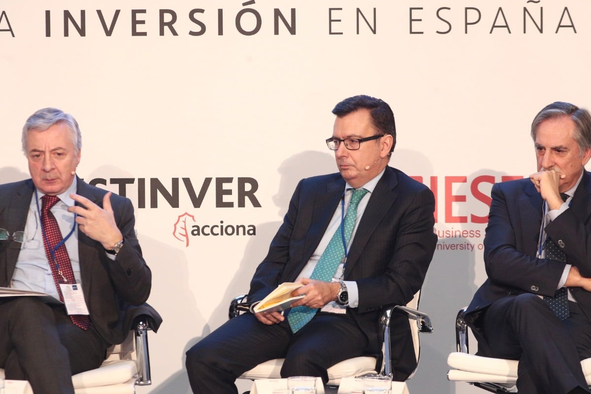 Los ex ministros de Zapatero y miembros de Acento José Blanco y Valeriano Gómez (en los extremos) en un acto junto a Román Escolano (exministro de Rajoy). Europa Press.