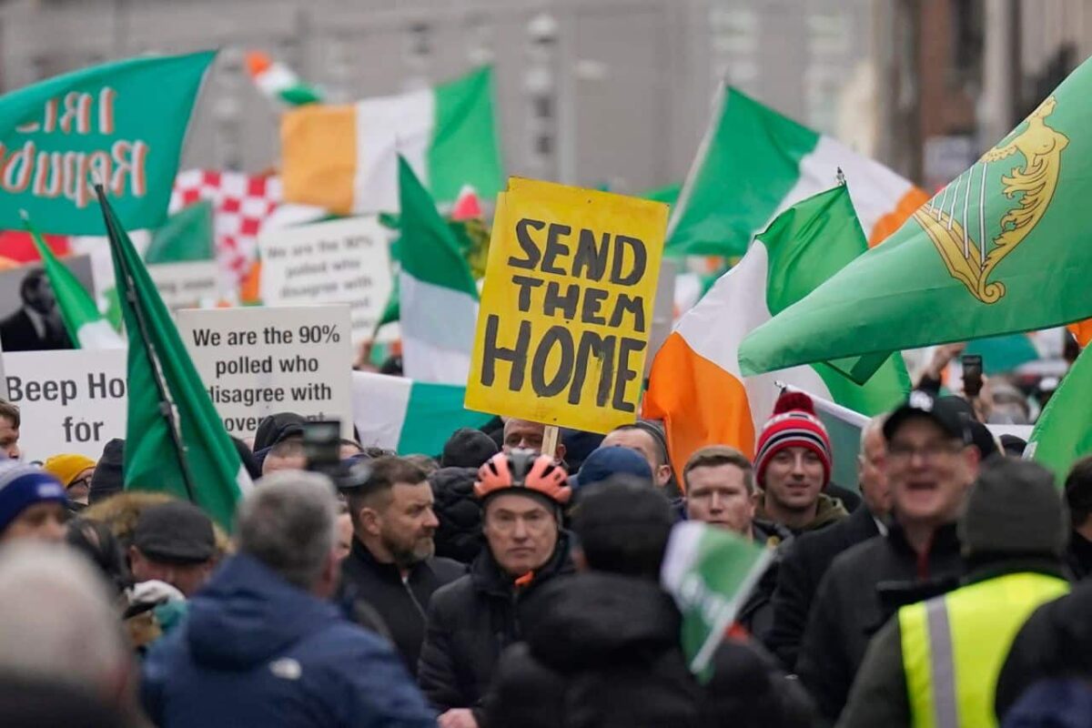 Miles de irlandeses se manifiestan en Dublín contra la inmigración ilegal