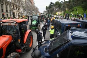 Miles de trabajadores del campo llegando al Ministerio de Agricultura. Europa Press.