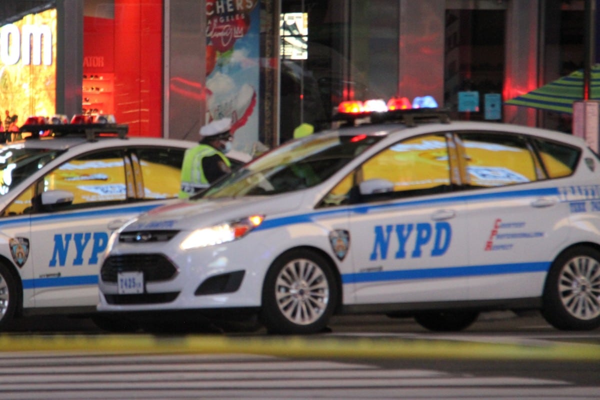 Un juez deja en libertad sin fianza a los inmigrantes detenidos por golpear en la cabeza a dos policías en Times Square