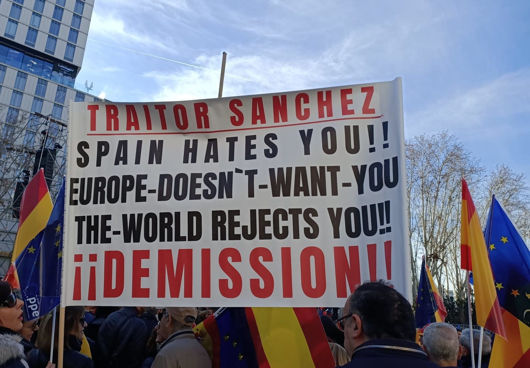 Pancarta contra Sánchez en la última manifestación del PP. Europa Press.