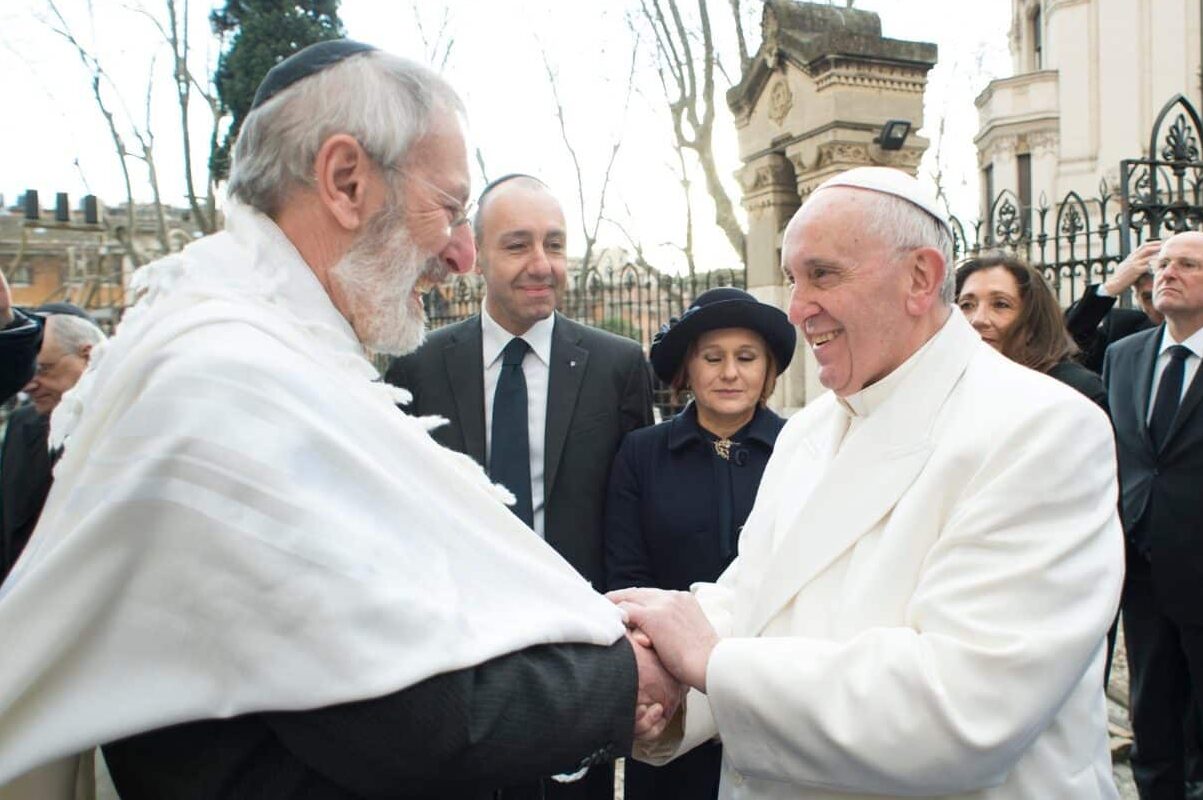 El Papa Francisco condena el antisemitismo y pide que vuelva la paz a Tierra Santa