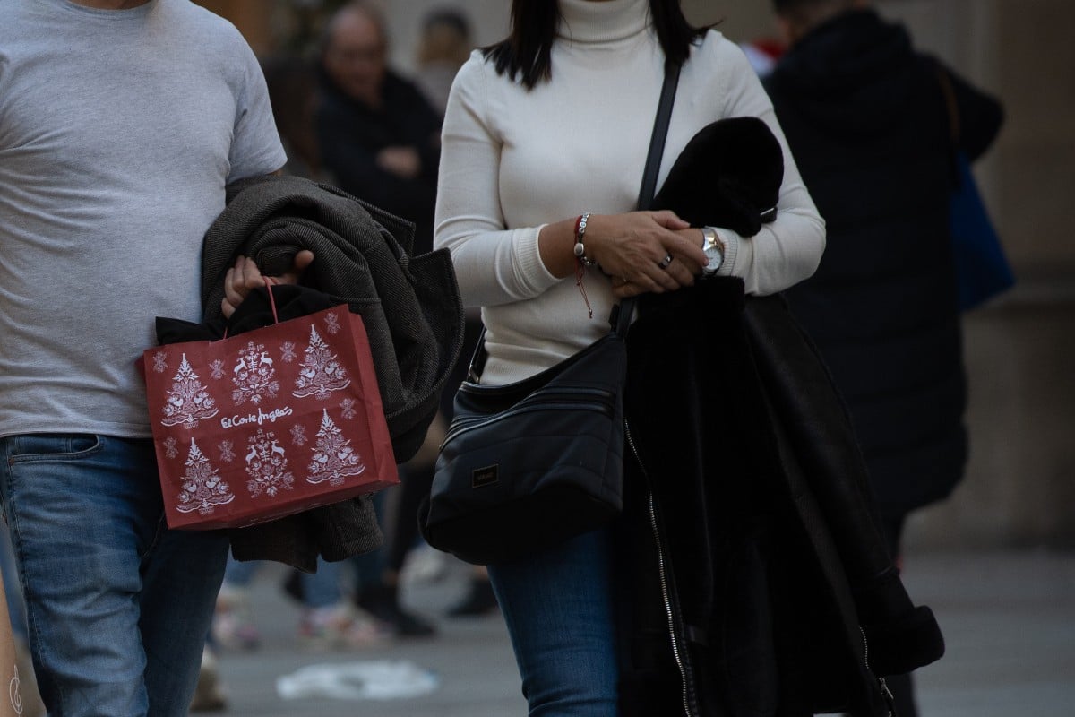 Personas realizando compras navideñas. Europa Press. P