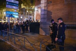 Protestas contra Sánchez en la madrileña calle de Ferraz. Europa Press.