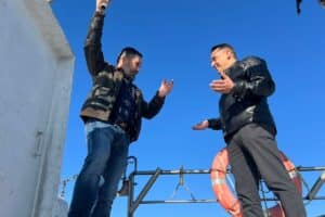 Santiago Abascal este sábado con un marinero en la lona de Ribeiro. VOX.