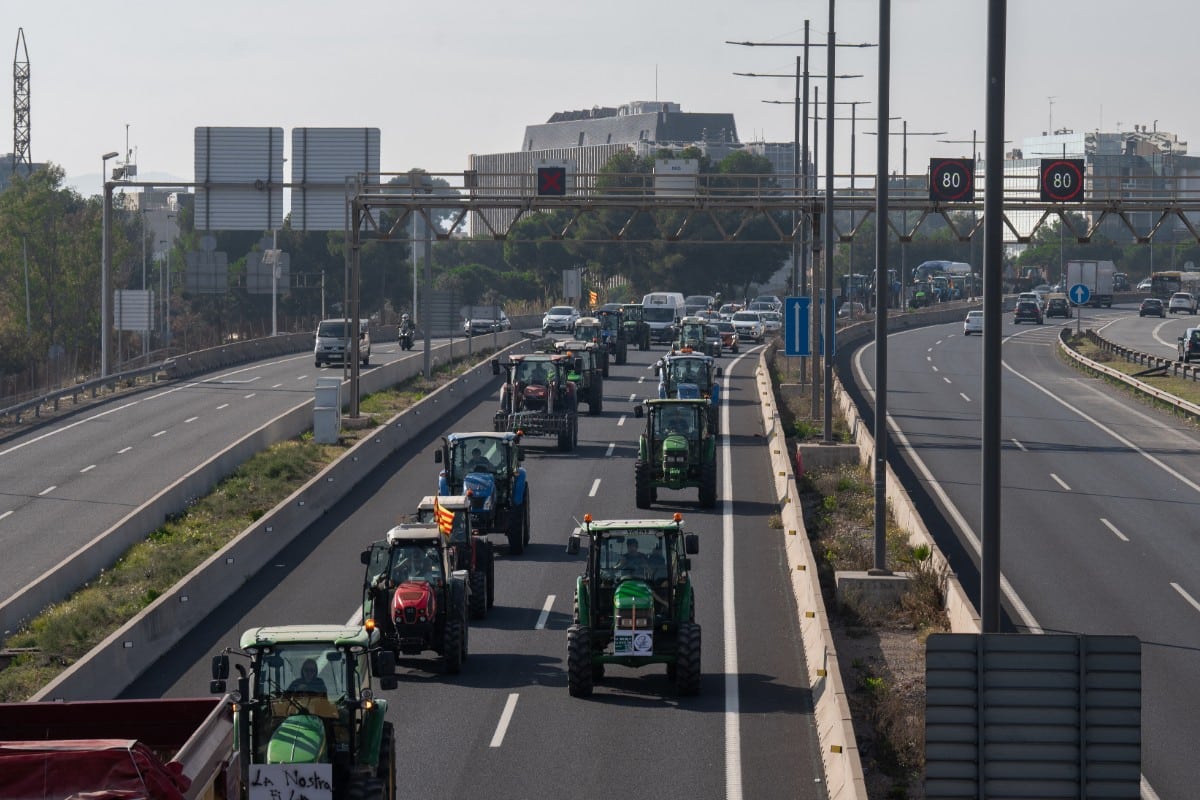 Varios tractores de agricultores se dirigen a la avenida Diagonal. Europa Press.