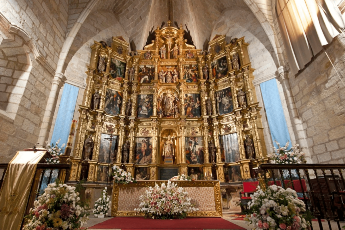 Una mujer interrumpe una Misa con un machete y ataca el retablo en Eljas (Cáceres)