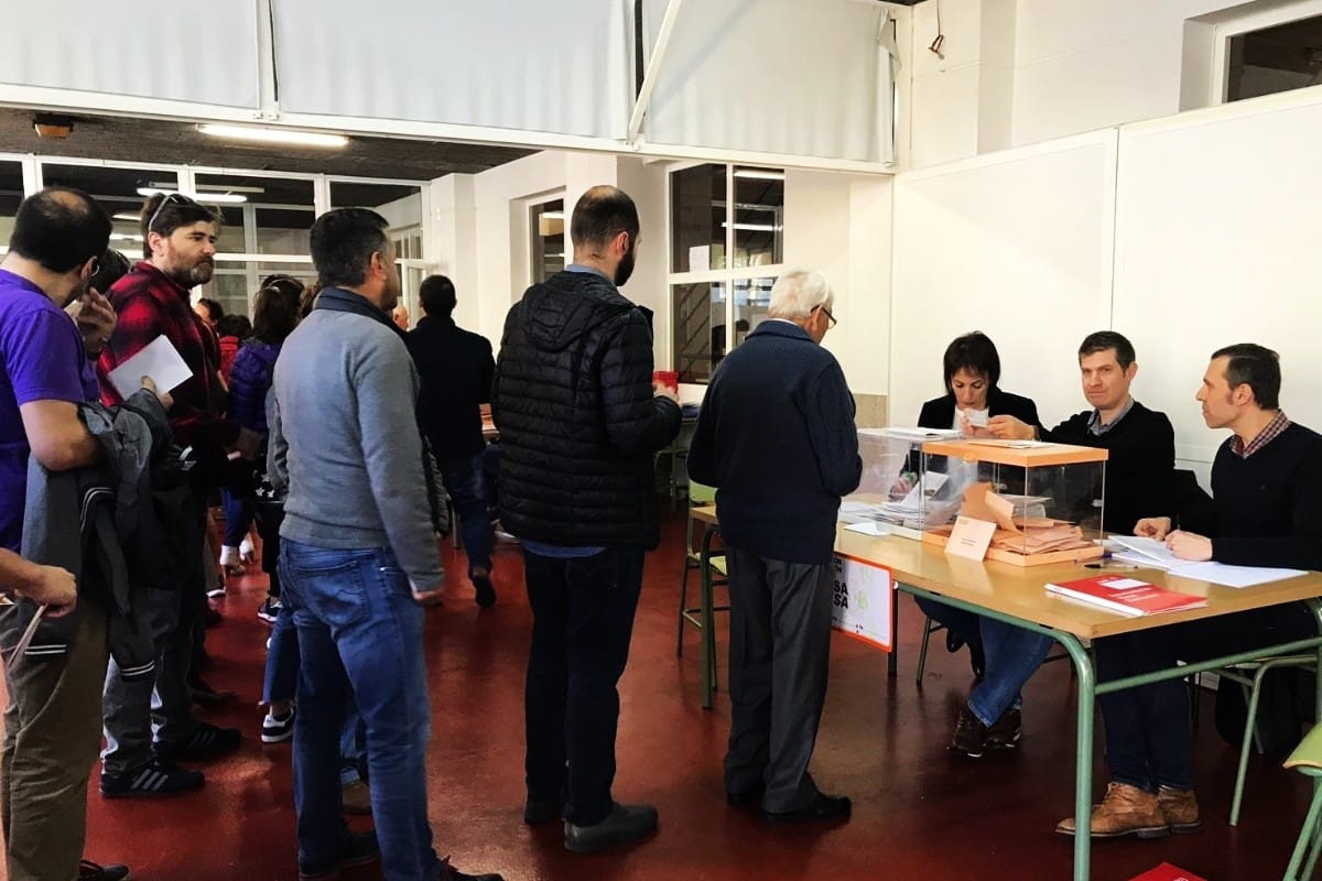 Galicia vota en unas elecciones marcadas por la revelación de los contactos del PP con Junts