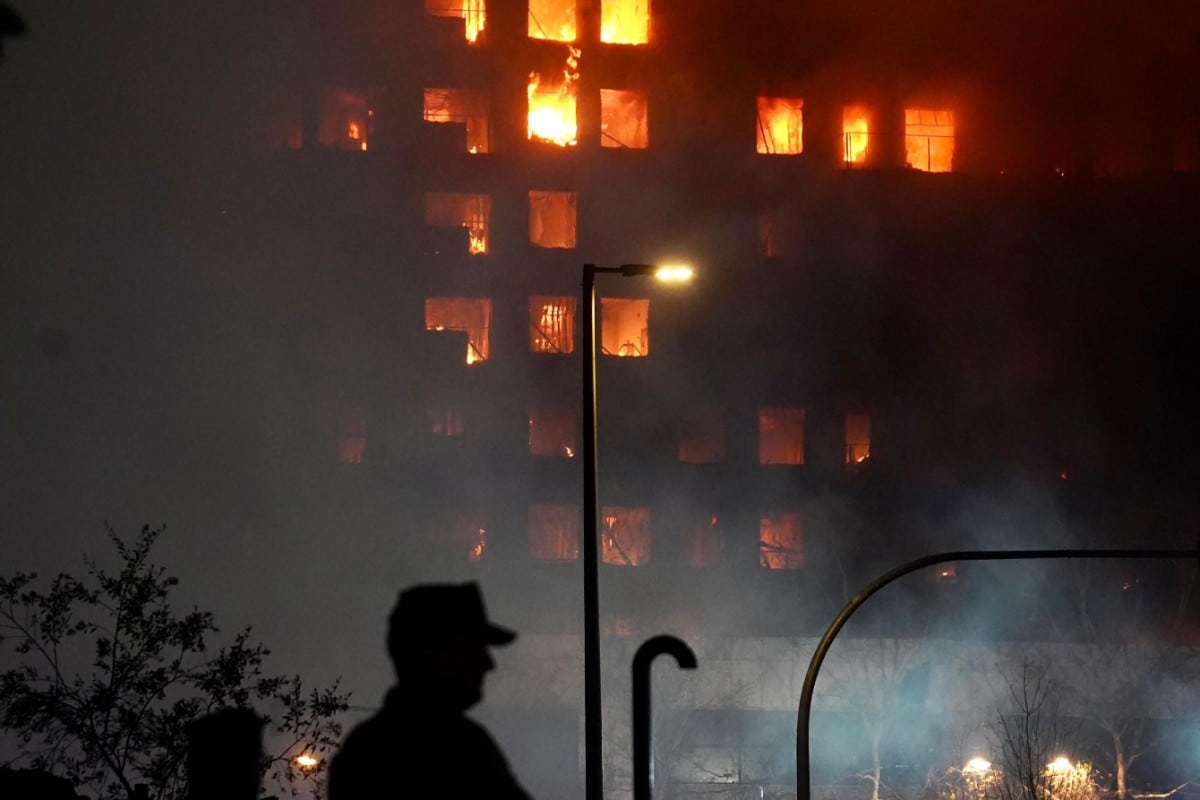 La fachada del edificio de Valencia estaba revestida de un material muy inflamable: «Eso ha provocado que ardiera en menos de media hora»