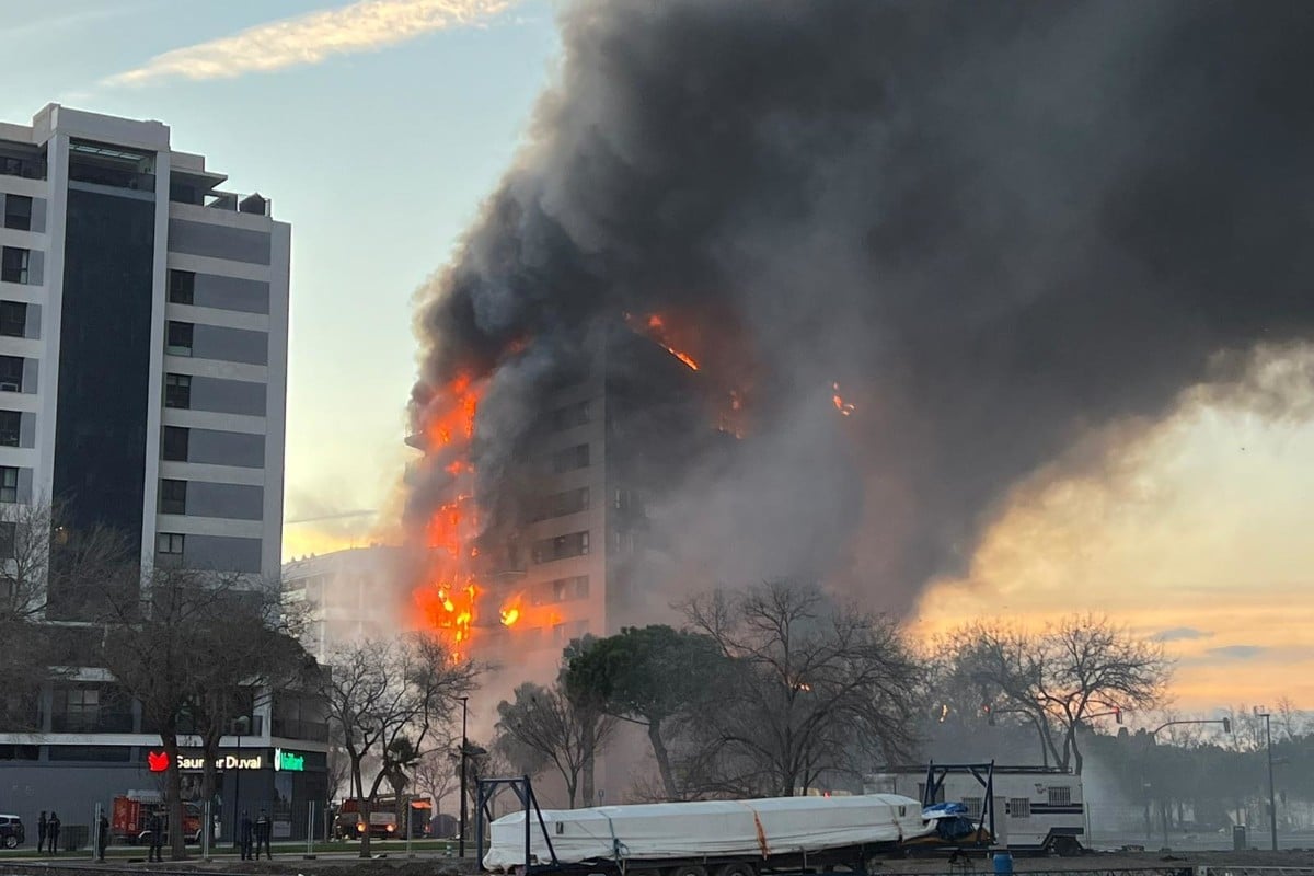 Un incendio devora parte de un edificio de 14 plantas en el barrio de Campanar de Valencia