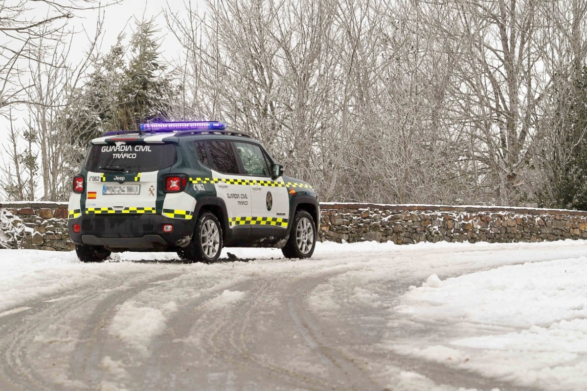 La Guardia Civil rescata a diez excursionistas atrapados en la nieve en la reserva natural de Los Ancares (Lugo)