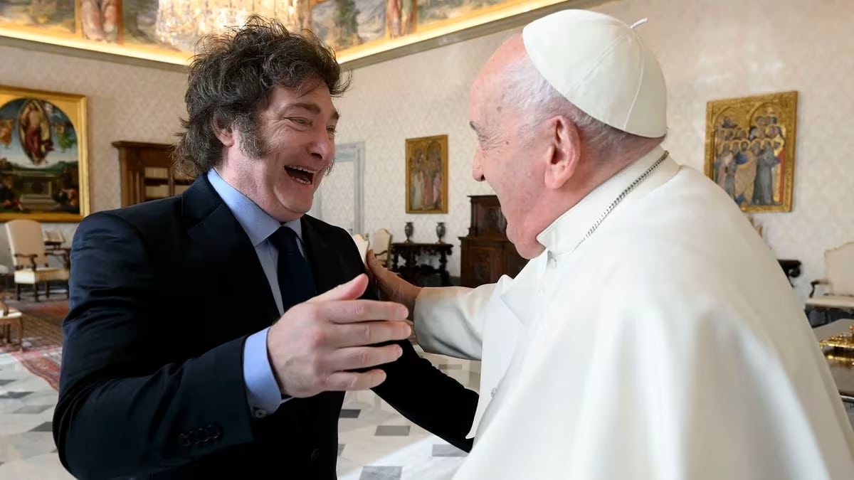 El Papa Francisco recibe durante más de una hora a Javier Milei tras fundirse en un abrazo