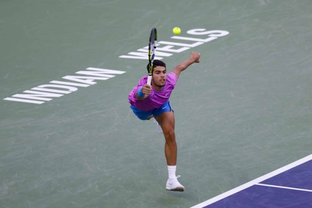 Alcaraz avanza a semifinales en Indian Wells en medio de una invasión de abejas