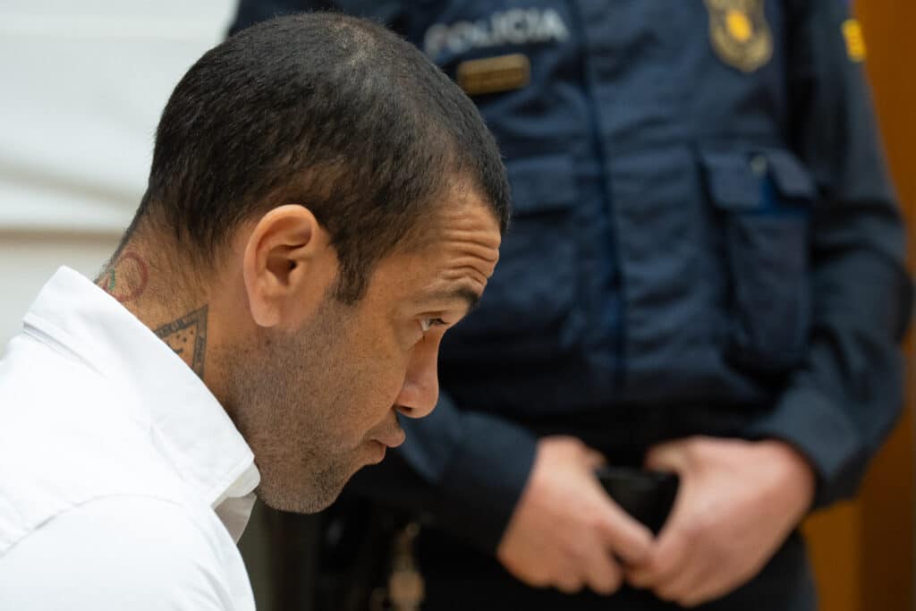 Alves logra pagar la fianza y podrá salir de prisión este lunes