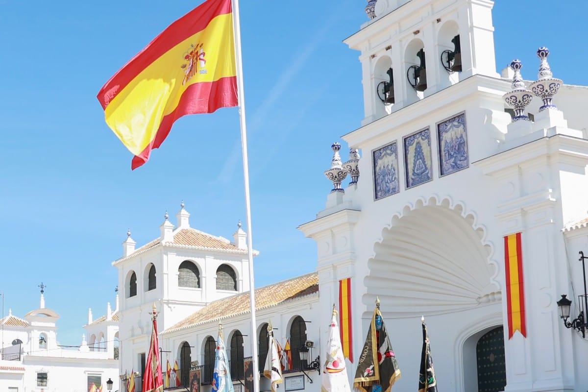 Bandera de España en el Rocío. Europa Press.