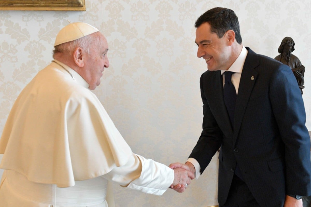 El Papa Francisco y Juanma Moreno Bonilla.