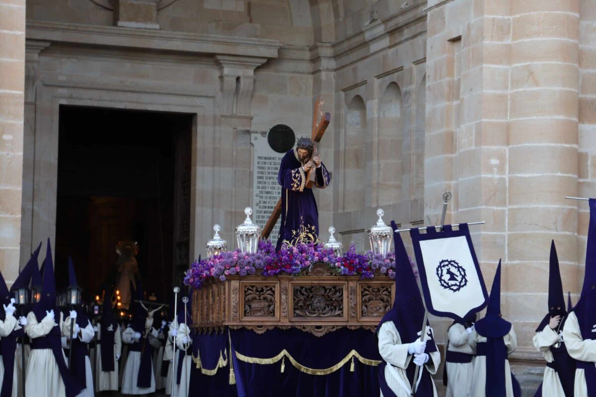 El Nazareno y la Virgen de la Esperanza procesionan este Martes Santo en el Vía Crucis de Zamora