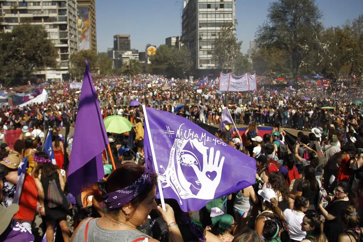 Description: https://gaceta.es/wp-content/uploads/2024/03/EuropaPress_2698548_marcha_feminista_convocada_coordinadora_8m_plaza_italia_santiago_chile-1.jpg