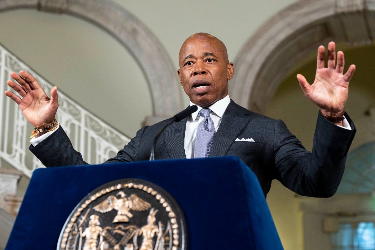 Una exasistente de la Policía de Nueva York denuncia al alcalde demócrata de la ciudad por agresión sexual