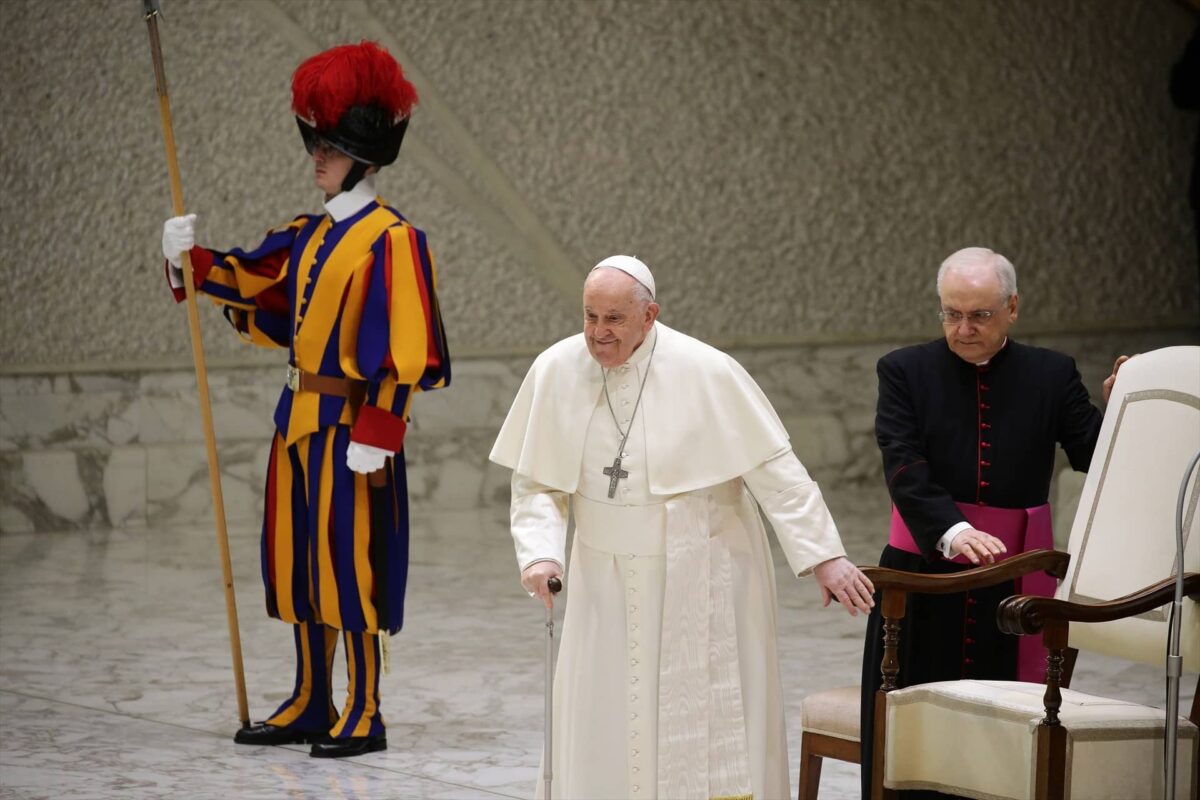 El Papa continúa resfriado y pide a un colaborador que lea la catequesis